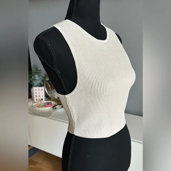 Aritzia Babaton Sculpt Cropped Tank - Picture 2 of 6